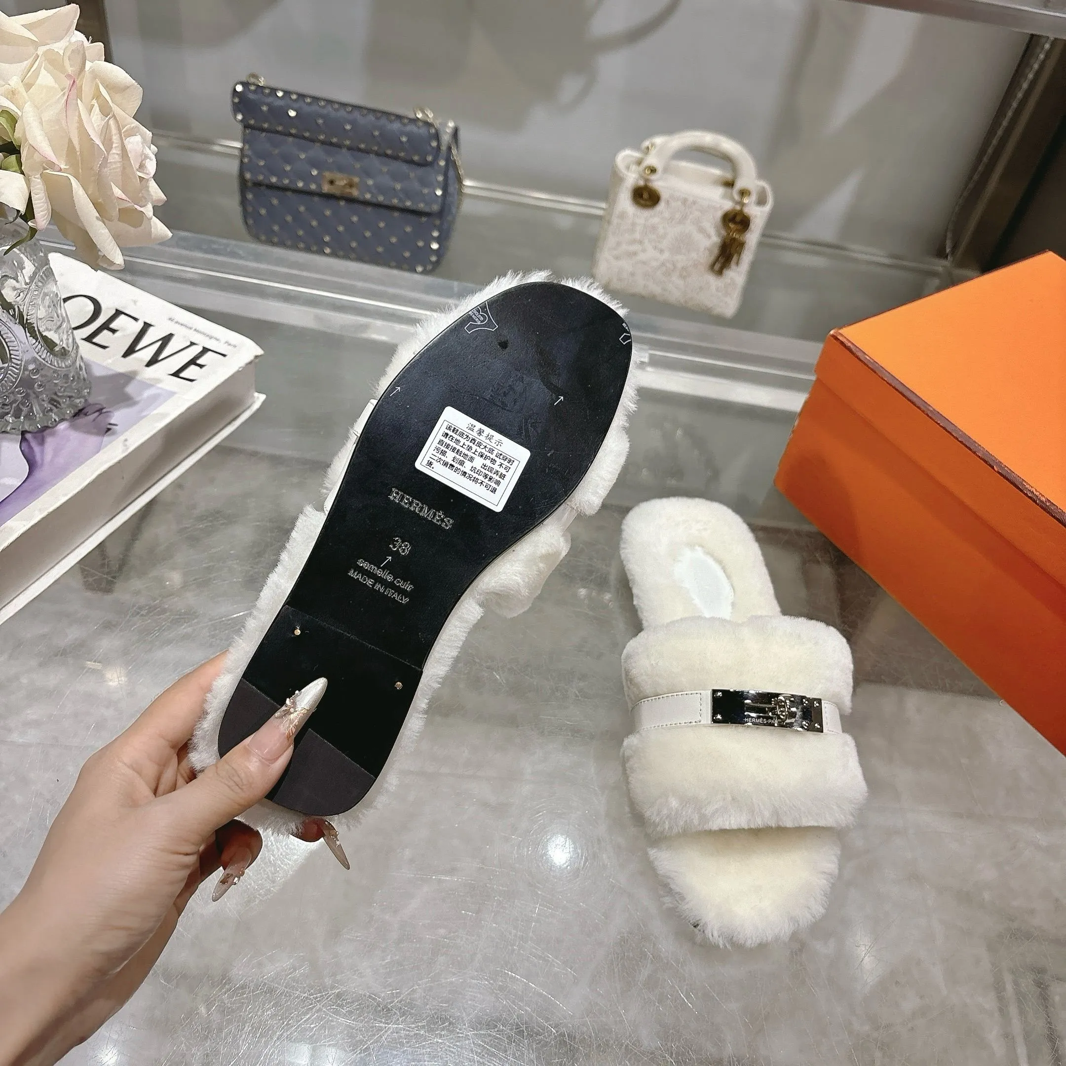 👟👟Ex-factory price 500👟👟 Purchasing agent level Hermes Hermès second uncle hair slippers are in stock all year round. 2025 new and new colors official website, Xiaohongshu synchronizes the latest color matching Hermès hot models are hot online, upgraded workmanship, high quality! Fashionable small wool H-trailers, autumn and winter style flat-soled wool mop, can be customized without standard, non-refundable and non-exchangeable. Fabric: Imported lamb's roll real wool. Lining: Imported lamb's roll real wool. Outsole: Genuine leather outsole. Size: 35-43, [Note: 41, 42, 43 customized]